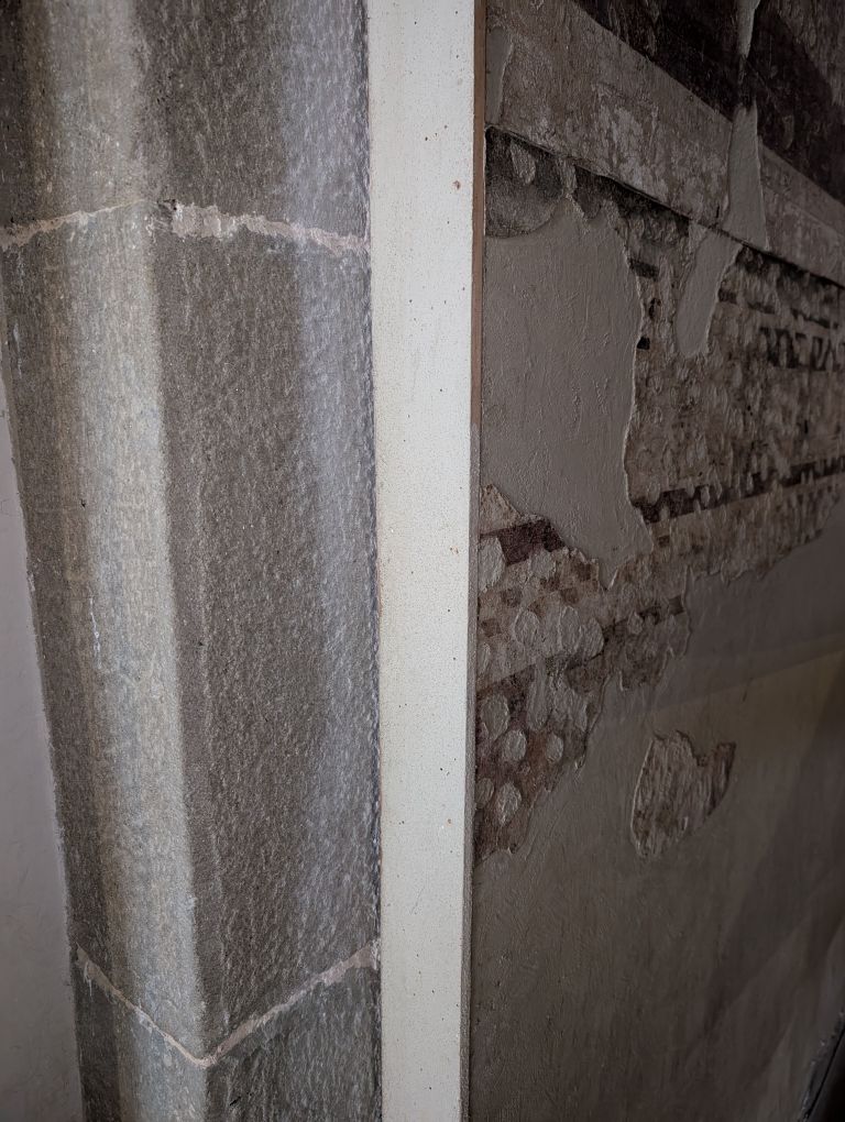 Un dettaglio del montaggio degli affreschi staccati