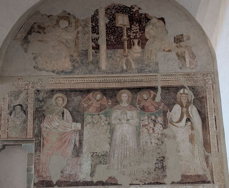 Madonna della Misericordia fra i santi Giacomo e Biagio, Annunciazione - Scuola aretina, primi del XV, affresco staccato Madonna della Misericordia fra i santi Giacomo e Biagio, Annunciazione - Scuola aretina, primi del XV, affresco staccato