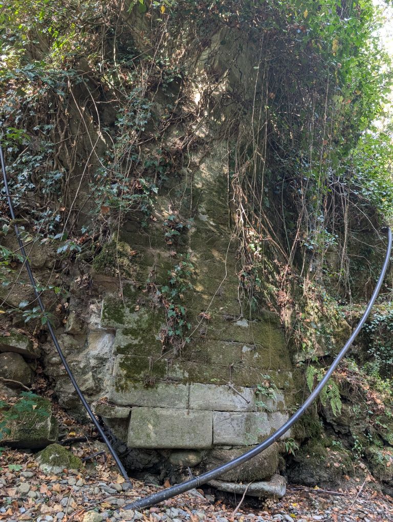 La spalla, lato nord, di Ponte a Mandri, Castelfranco di Sopra